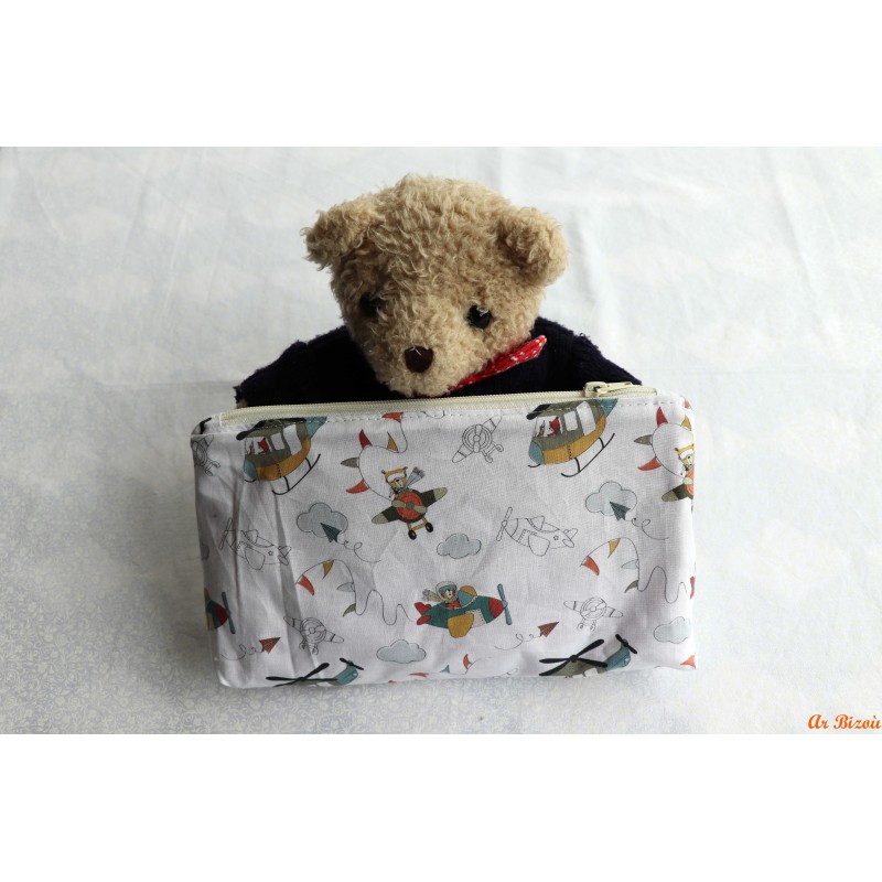 Trousse de toilette enfant et ses accessoires avion