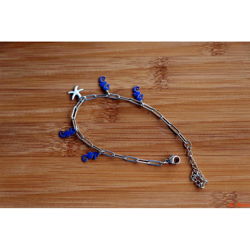 Bracelet de breloques hippocampes bleus électriques et étoile de mer blanche