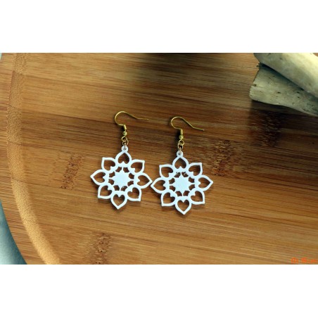 Boucles d'oreilles fleurs blanches 3D
