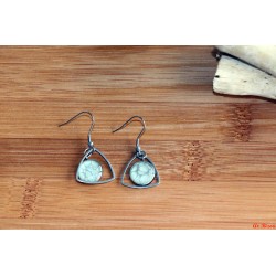 Boucles d'oreilles argentées peinture grise prisme et résine