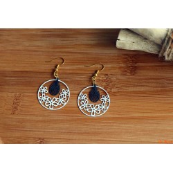 Boucles d'oreilles cercles fleurs blanches et gouttes noires