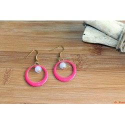 Boucles d'oreilles cercle fuchsia perle blanche