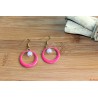 Boucles d'oreilles cercle fuchsia perle blanche
