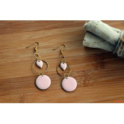 Boucles d'oreilles pastilles effets émaillés rose pâle et ses anneaux dorés